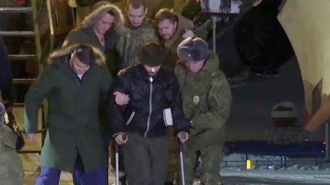 50 российских бойцов, вызволенных из украинского плена, вернулись на родину