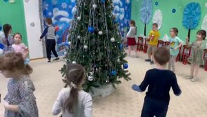 Вход детей в зал на новогодний утренник для  старших дошкольников