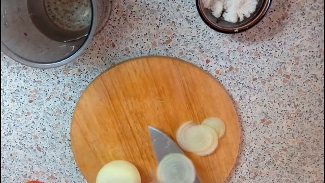 Макрель(скумбрия) на подиуме из овощей в фольге