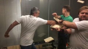 Разбиваем кулаком двойную доску 3,5 см.