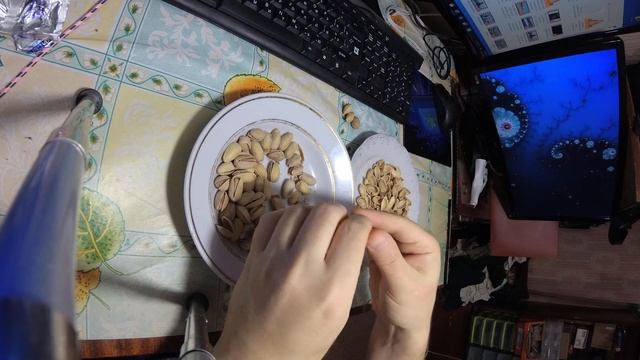 Кушаю орехи Иранские солёные фисташки ценой 150 рублей за 150 грамм