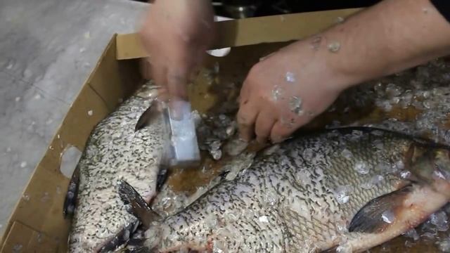 Как почистить рыбу от чешуи / How to clean the fish