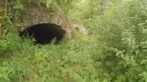 Спустился в овраг и нашёл уникальное строение.