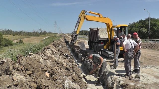 Отсыпка дренажной трубы песком. Мини экскаватор. Komatsu pc50uu2. смотреть онлайн