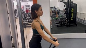 Сгибание плеча на передний пучок дельты в нижнем блоке кроссовера