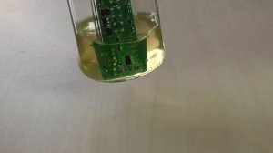 Удаление специального лака смывкой APS-T2 с печатной платы.
