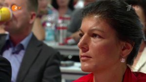 В Германии запустили тортом в противницу Ангелы Меркель и антироссийских санкций