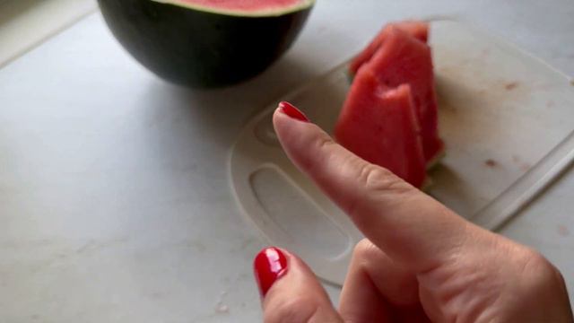 АРБУЗ В НОРВЕГИИ. ЧТО ВНУТРИ? /МУЖ УЧИТ, КАК ВЫБИРАТЬ АРБУЗ смотреть онлайн