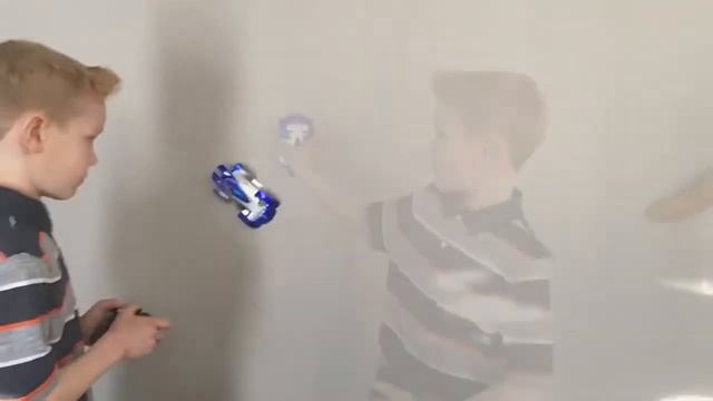 Машинка на радиоуправлении которая ездит по стенам и потолку - Wall Rallyist Zero Gravity RC Car??? смотреть онлайн