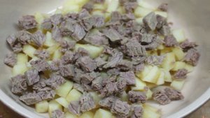 Мясной салат с яблоком и болгарским перцем