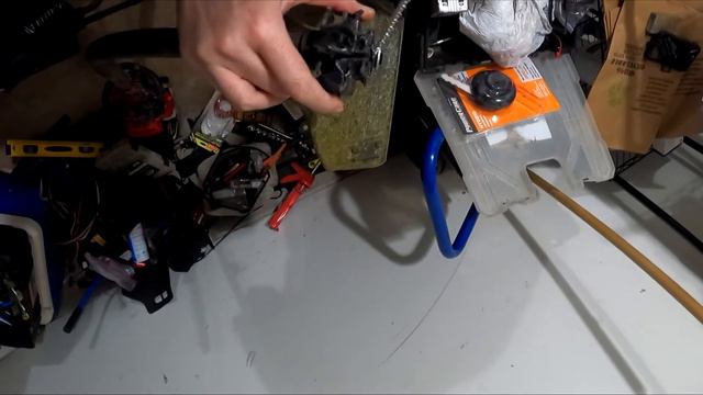 Removing & Replacing BROKEN Weed Eater Head | No Power Tools смотреть онлайн