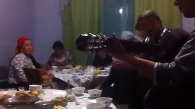 Отлично поет