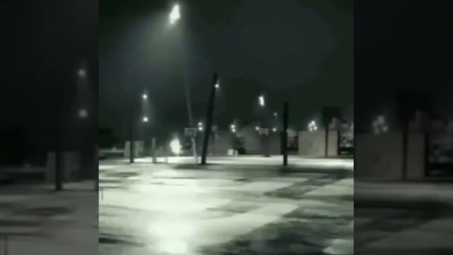Уличная камера видеонаблюдения засняла появление странного сгустка энергии, пролетающего по улицам. смотреть онлайн