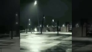 Уличная камера видеонаблюдения засняла появление странного сгустка энергии, пролетающего по улицам.