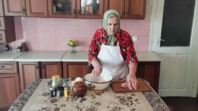Работаем в огороде. Бабушка готовит булгур с ребрышками в горшочке. Сельская жизнь