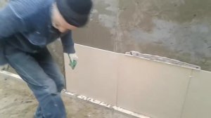 Ставим первый ряд кафеля