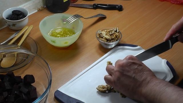 Салат из молодой свёклы с черносливом и грецким орехом..Просто, очень вкусно! смотреть онлайн