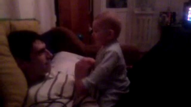 Малыш пугается но смеется смотреть онлайн