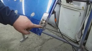 Убираю рыжики на задней двери на Рено Логан