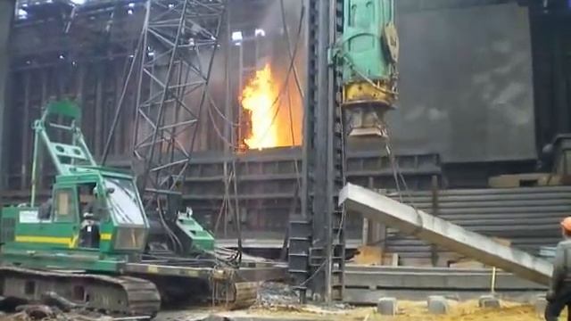 Забиваем сваи Hitachi 125 гидромолотом Junttan HHK 5 смотреть онлайн