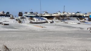 Ледяной залив на Морском городке , рыбаки. Владивосток