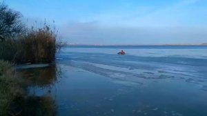 Провалился под лед, а напарник ржал...