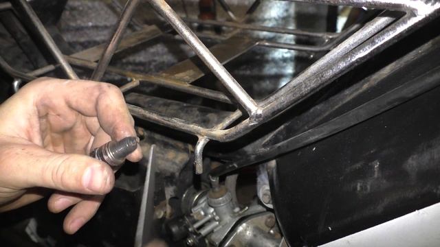 Правильная искра на свече зажигания на китайском мопеде Альфа. смотреть онлайн