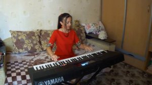 Музыка из фильма"Королек птичка певчая" на синтезаторе.