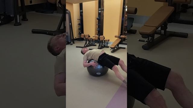Гимнастические упражнения с мячом для ЛФК. Разгрузка позвоночника и напряженных мышц спины.