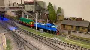 Журнальный ТЭ1-20 поехал по макету. Пока он только учится кататься, но скоро поедет и сам