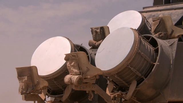 Безумные автомобили в фильме "Безумный Макс: Дорога ярости".