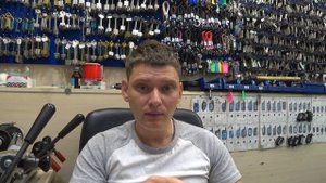 Как уберечь лобовое стекло автомобиля от камней?