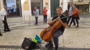 Парень великолепно исполняет музыку из фильма 1+1