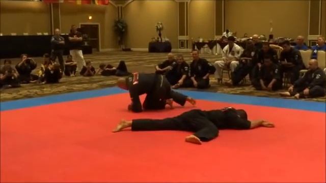 демонстрация #приемов #защиты от #ударов и #захватов используя #удары #руками, #ногами и броски смотреть онлайн