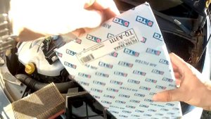 RENAULT CLIO 3 1.4 16v air filter replacement in 2 minutes