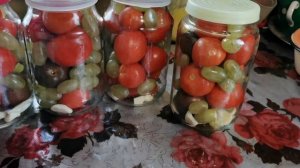 Маринованные помидоры с виноградом на зиму.
