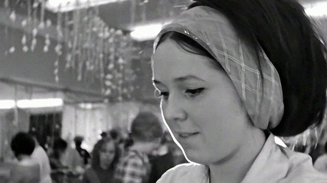 1970 год. Тюмень. Парикмахерская. Прически к новому году.