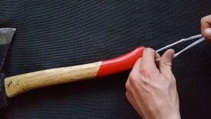 топор для вылазок с петлей на ручке