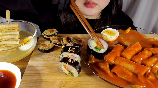 쫀득한 가래떡 떡볶이와 누룽지처럼 바삭한 김밥 튀김 미친 조합이에요   자막 있음  분식 먹방