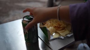 Кемпинг один в лесу в дождливый день весь день  сильный звук дождя  Курица на пару с пивом