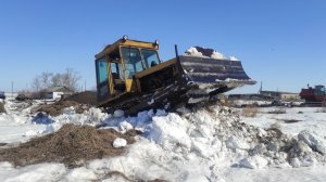 ДТ-75 по Снегу.Рано ещё в металлолом!