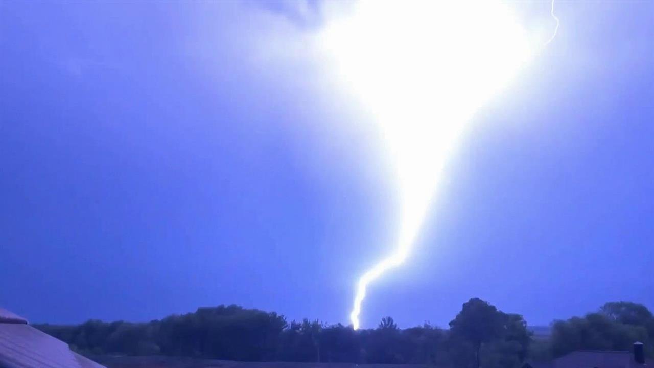 молнии полосовавшие черное небо освещали окрестность