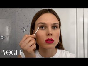 Александра Ревенко показывает, как сделать вечерний макияж | Vogue Россия