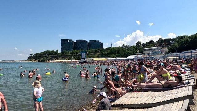 АНАПА 2023. ПЛЯЖ ВЫСОКИЙ БЕРЕГ АНАПА. НУ ОЧЕНЬ МНОГО ЛЮДЕЙ НА МОРЕ.
