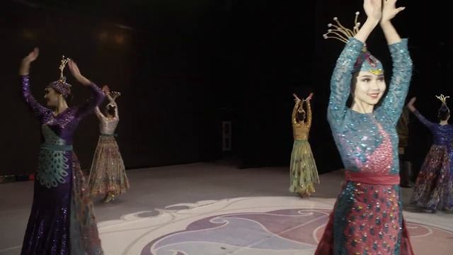 Шикарный танец павлина! 87008881122 смотреть онлайн