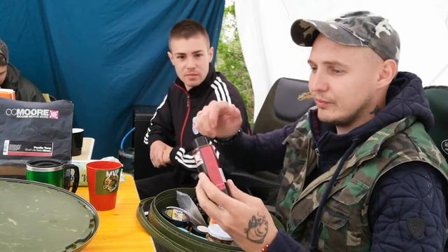 Риболов на шаран с приятели на див водоем.
