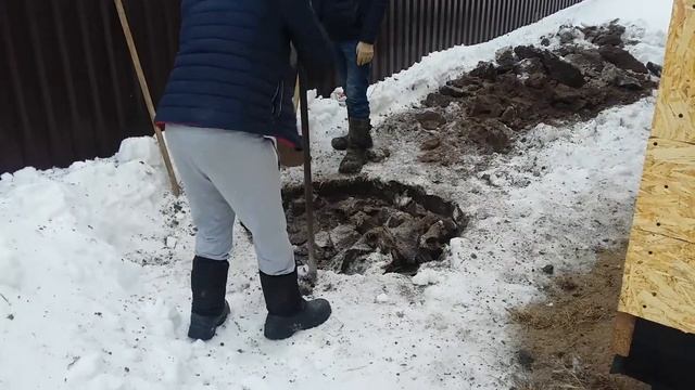 Как зимой начинают копать колодец