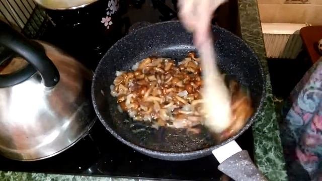 Грибы в сметане/пальчики оближешь
