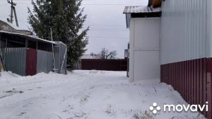 Бульдозер из мотоблока с передним адаптером чистит снег.