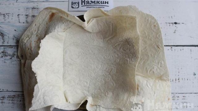 Омлет с сыром в лаваше на сковороде на сытный завтрак